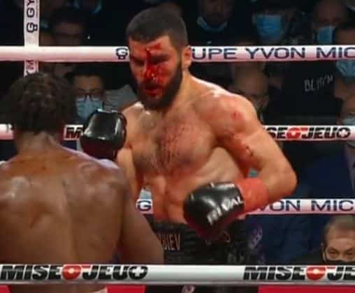 Un Beterbiev ensanglant&eacute; pulv&eacute;rise Browne