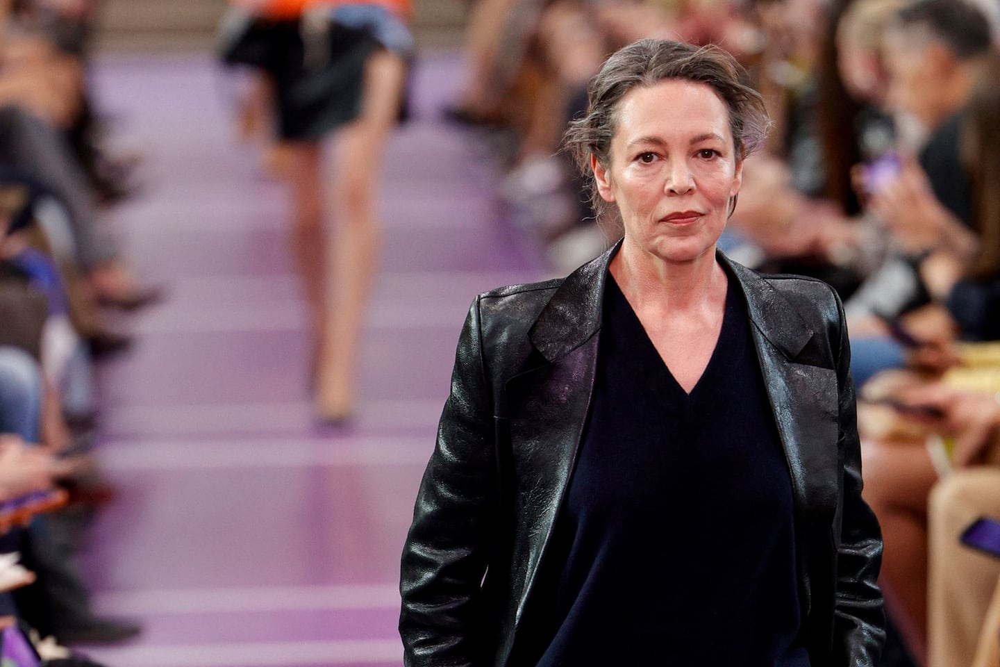 L'actrice Olivia Colman s'affiche avec ses cheveux naturels lors d'un défilé