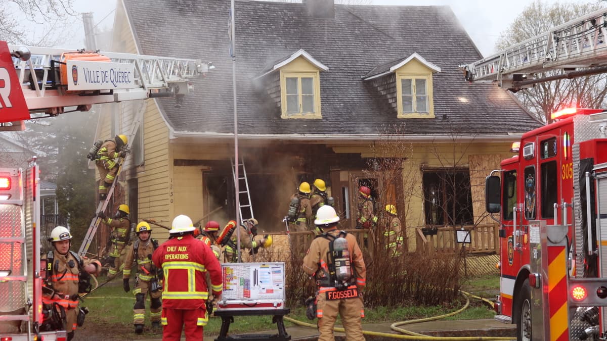 Un bâtiment abandonné s'enflamme à L'Ancienne-Lorette