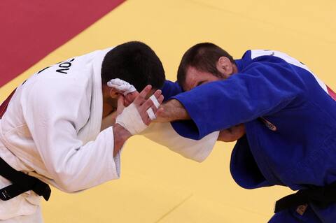 La famille d’Antoine Valois-Fortier a manifesté son appui en direct du Dojo de Beauport en compagnie d’autres proches. Les parents du judoka, ainsi que ses trois sœurs, leurs copains et la conjointe de l’athlète sont passés par toute la gamme des émotions.
