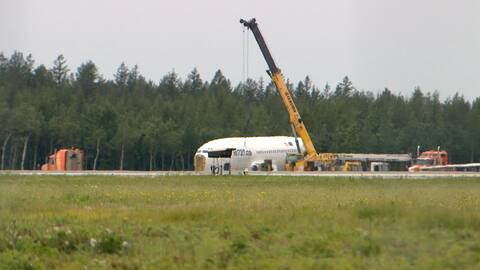 La carlingue du Boeing 737 a dû être mise sur une remorque spéciale, vendredi, à l’aéroport de Trois-Rivières, pour éviter d’accrocher les viaducs pendant le déplacement.