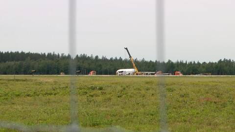 La carlingue du Boeing 737 a dû être mise sur une remorque spéciale, vendredi, à l’aéroport de Trois-Rivières, pour éviter d’accrocher les viaducs pendant le déplacement.