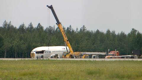 La carlingue du Boeing 737 a dû être mise sur une remorque spéciale, vendredi, à l’aéroport de Trois-Rivières, pour éviter d’accrocher les viaducs pendant le déplacement.