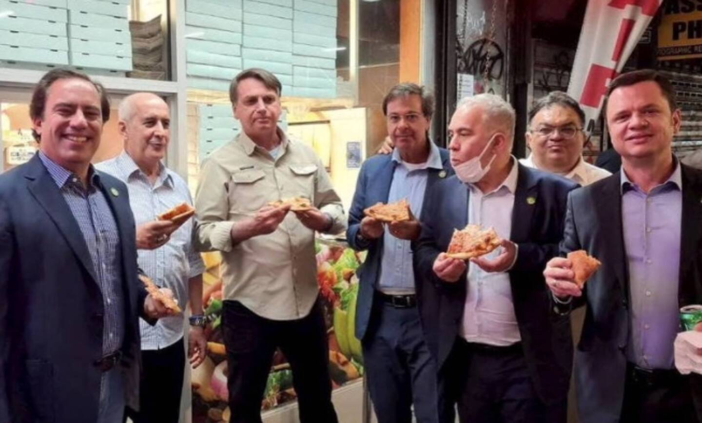 Pour Bolsonaro non vacciné, c’est «pizza-coca» dans la rue à New York Pour Bolsonaro non vacciné, c’est «pizza-coca» dans la rue à New York