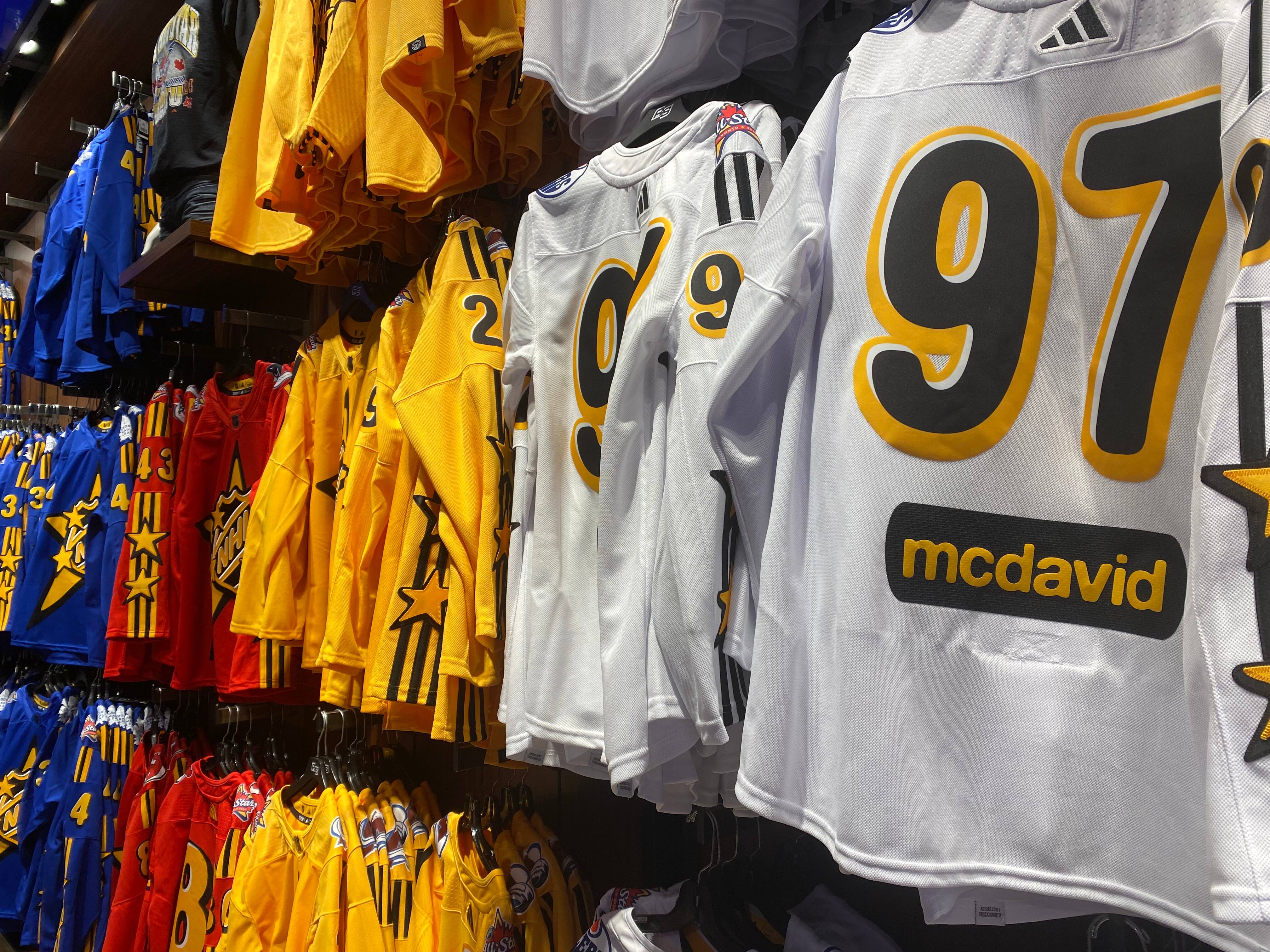 Una tienda oficial ofrece productos de la edición 2024 del Juego de Estrellas de la NHL en Union Station, cerca del Scotiabank Arena.
