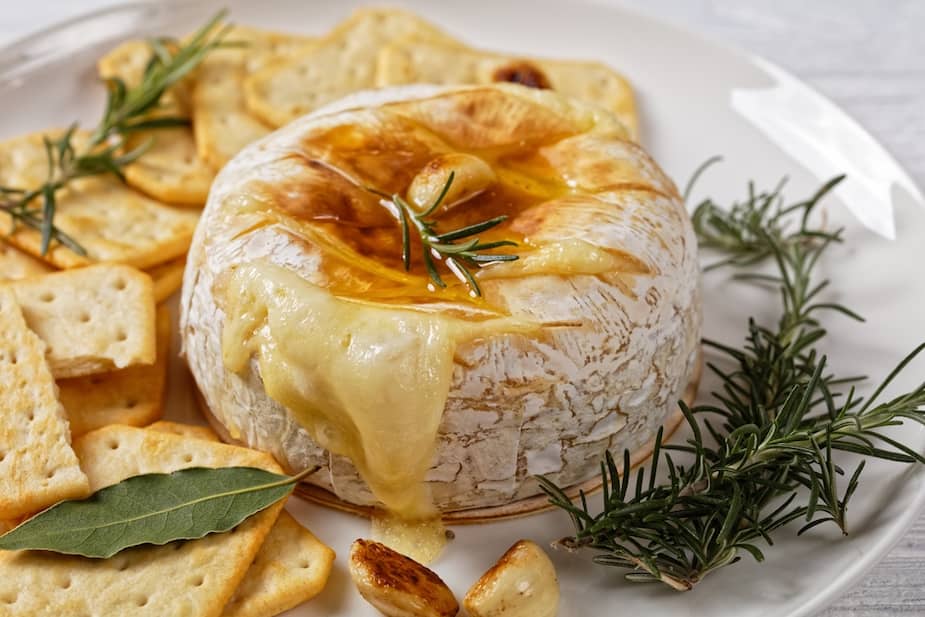 Image principale de l'article Menu des fêtes : 5 recettes de brie fondant