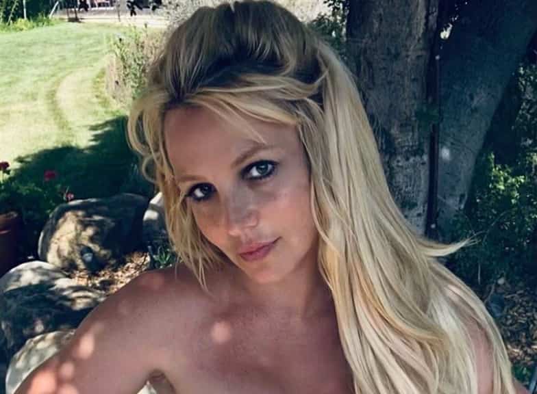 Elle se rebelle et partage deux photos seins nus