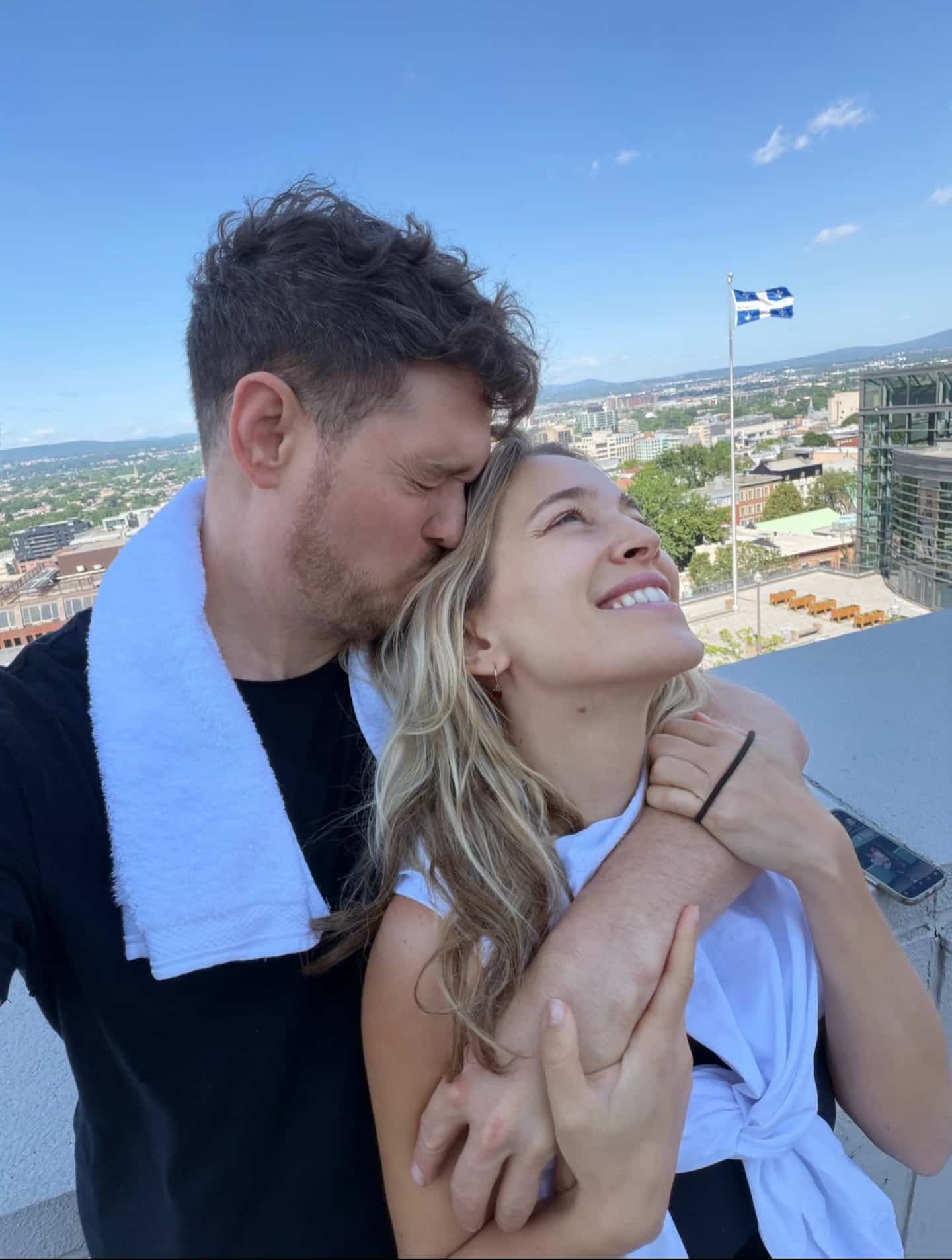 EN IMAGES | Michael Bublé flâne dans les rues de Québec avec sa femme