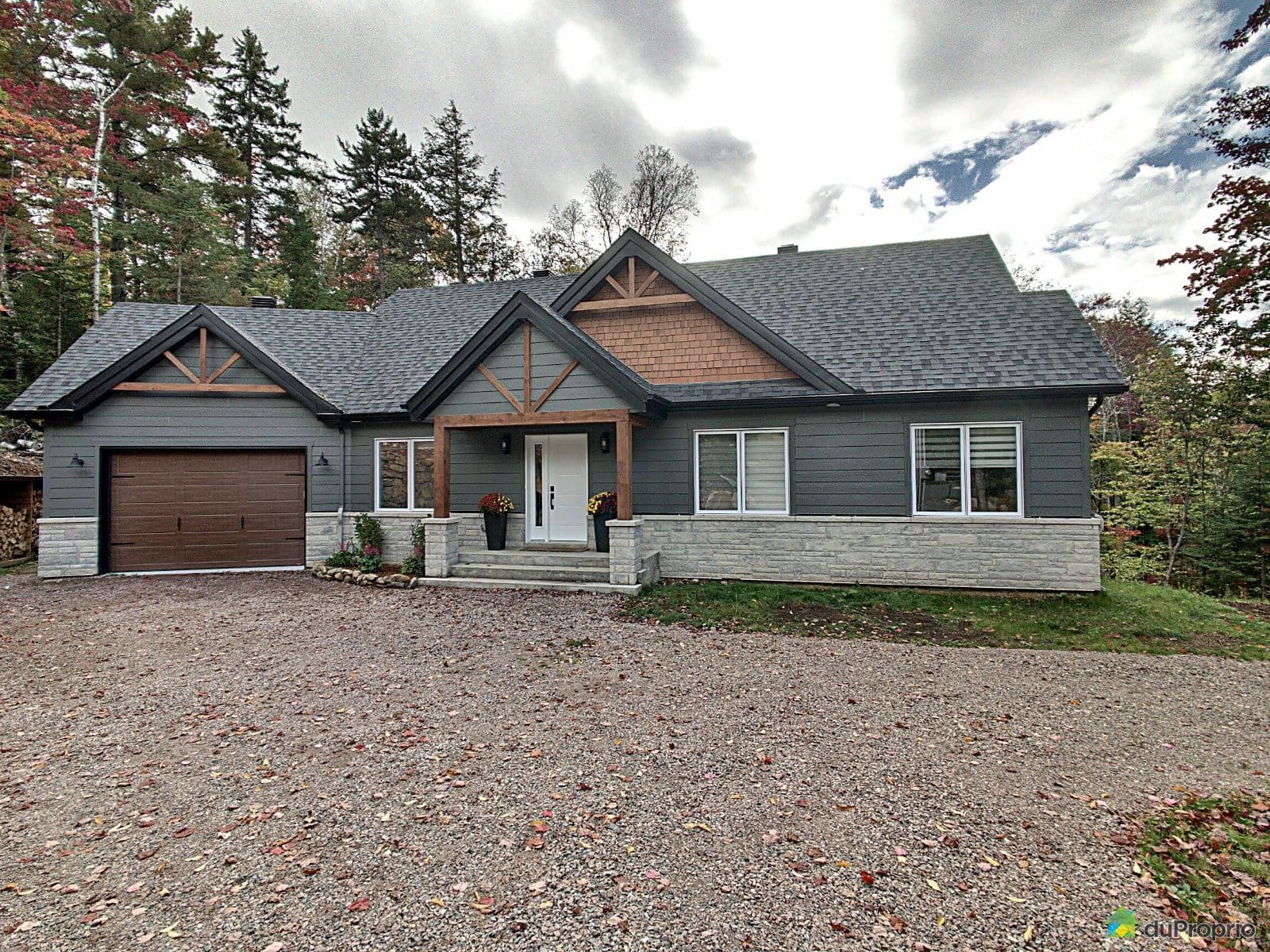 Une maison neuve avec accès à un lac à vendre pour 724 000 à Sainte