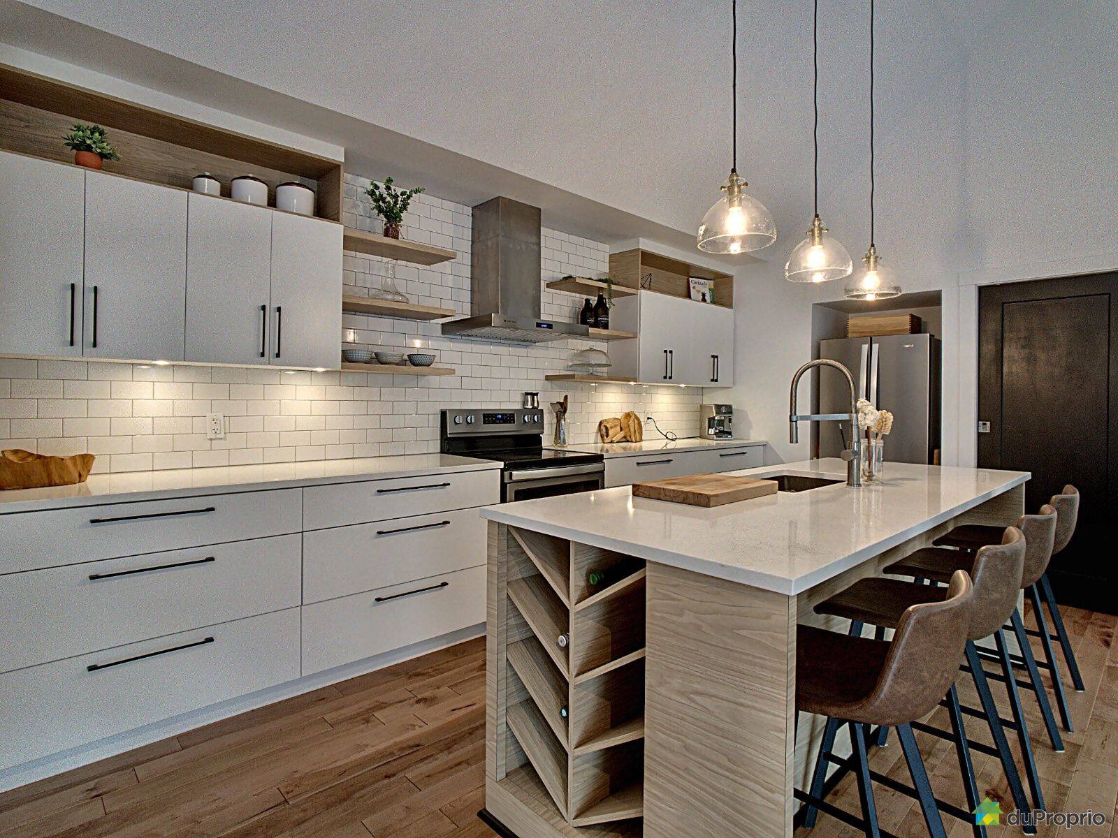 Une maison neuve avec accès à un lac à vendre pour 724 000 à Sainte