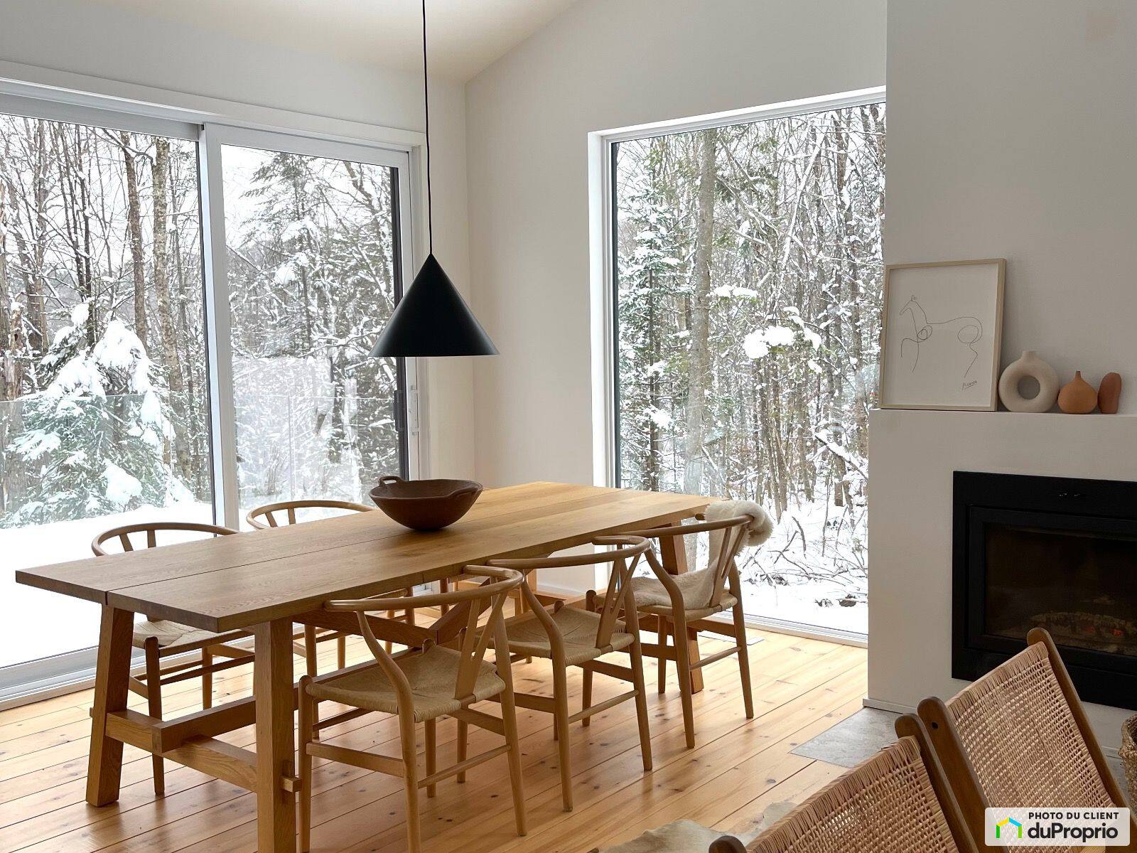 Une maison scandinave près de monts de ski à 689K$