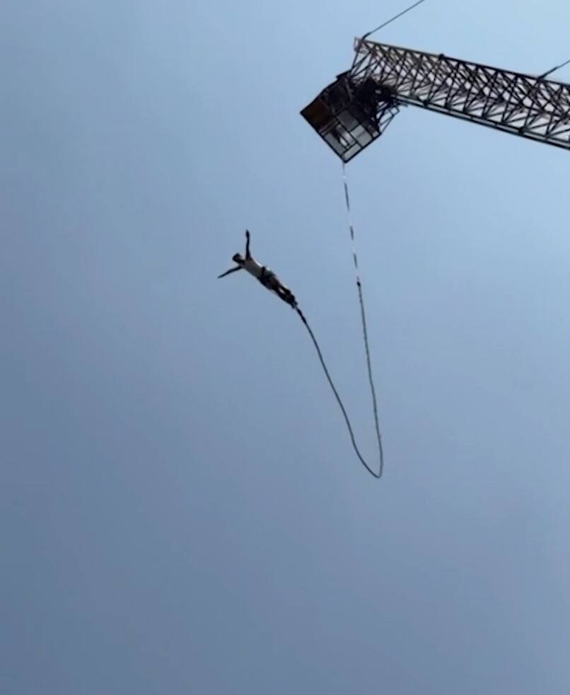 on video Bungee cord breaks... in the middle of a jump!