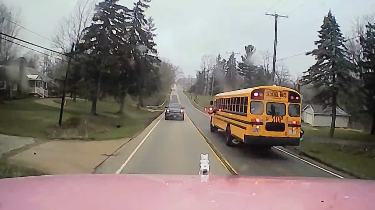 EN IMAGES | Un camion hors de contrôle évite de justesse un autobus scolaire