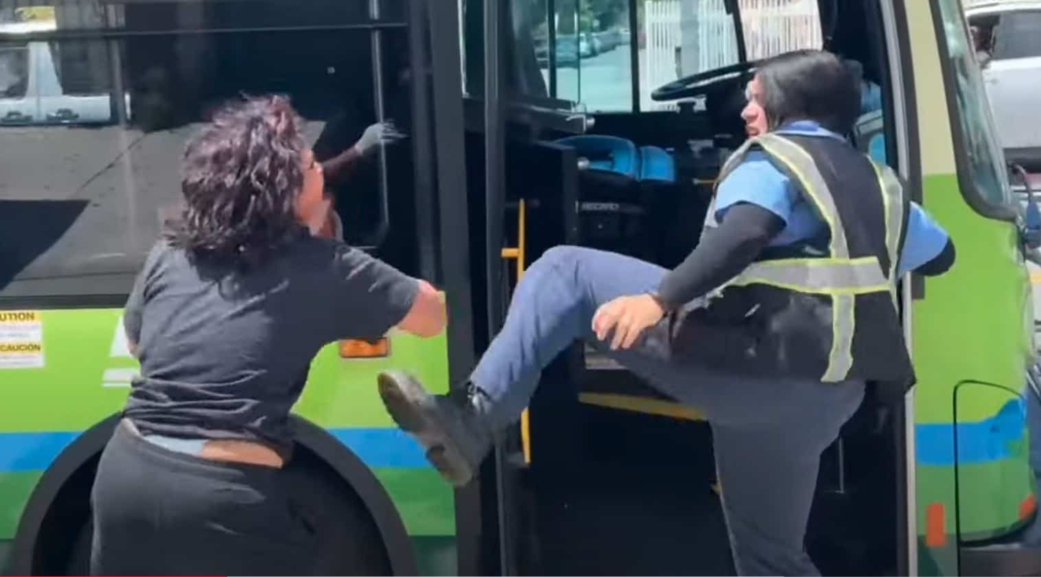 EN VID&Eacute;O | Une chauffeuse d&rsquo;autobus sauvagement attaqu&eacute;e pour avoir refus&eacute; l&rsquo;argent d&rsquo;une usag&egrave;re