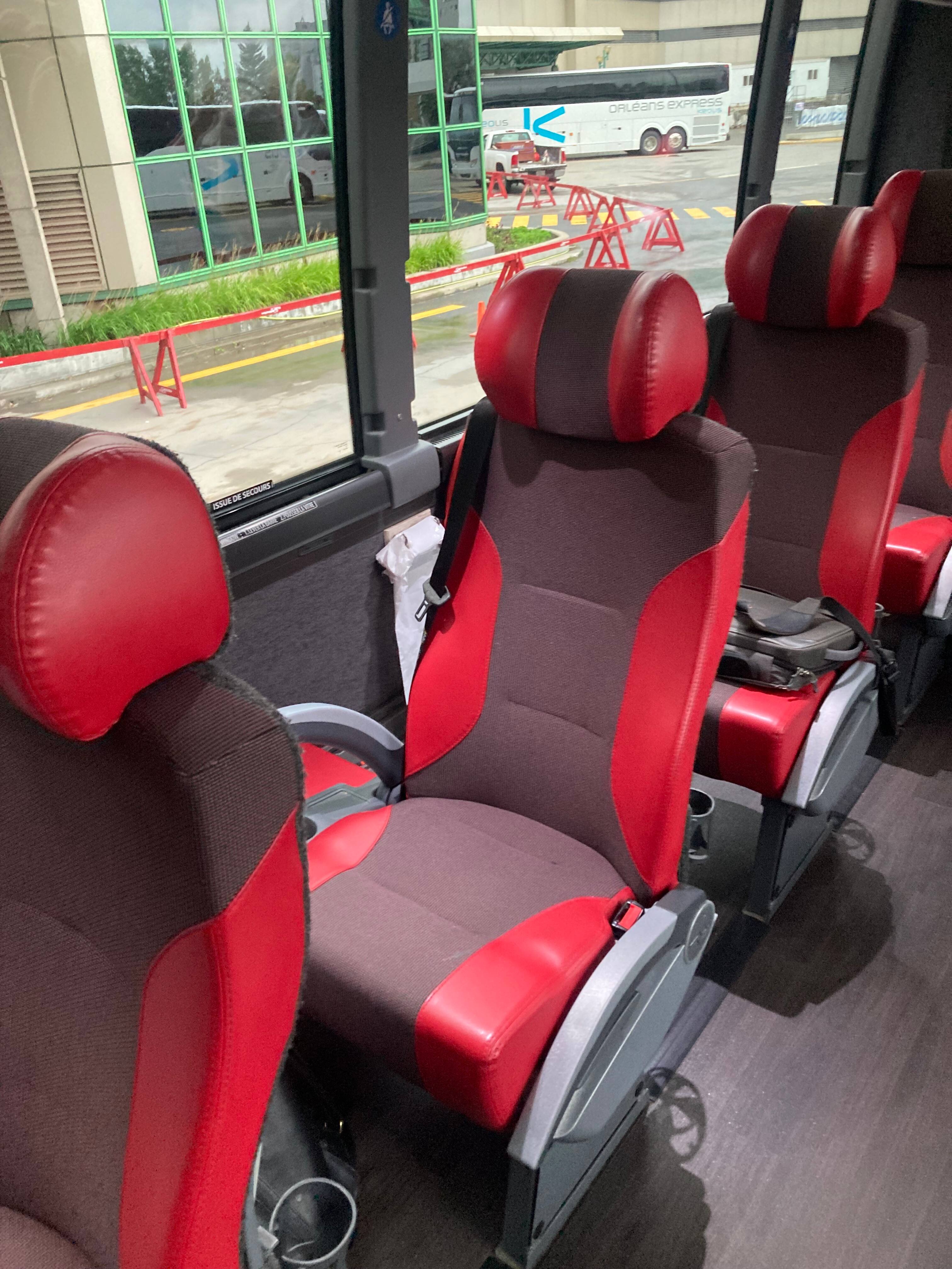 Pour prendre le bus de Montréal à BaieSaintPaul... il faut dormir à