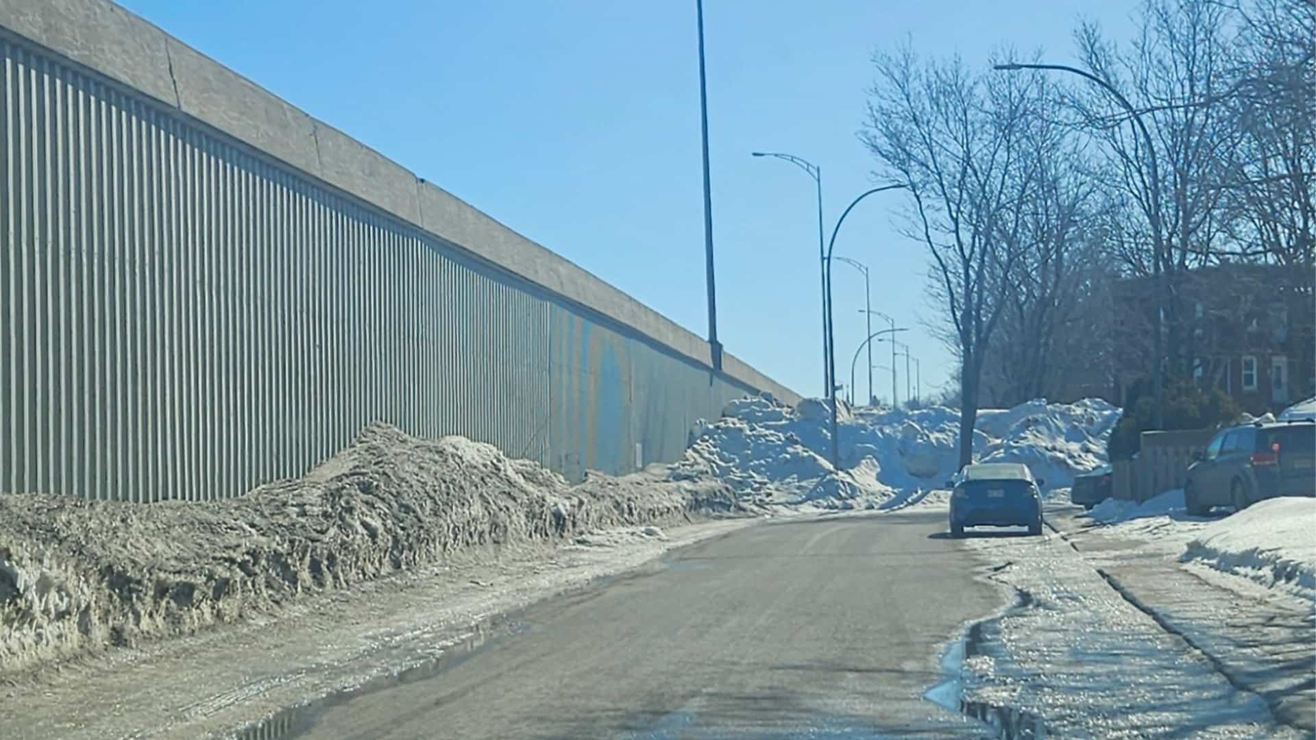 Butte de neige jugée dangereuse à Trois-Rivières : la Ville intervient près de l’autoroute 40