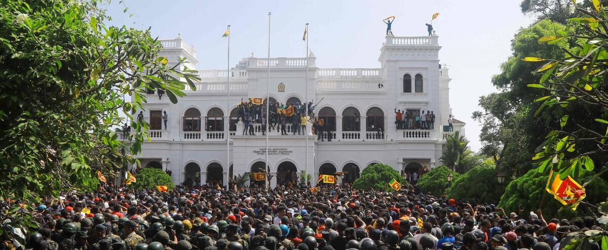 Sri Lanka: des manifestants envahissent les bureaux du premier ministre après la fuite du président