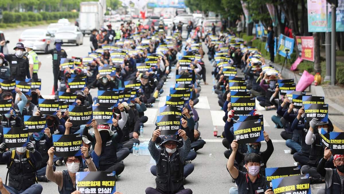 Une grève des chauffeurs routiers perturbante en Corée du Sud