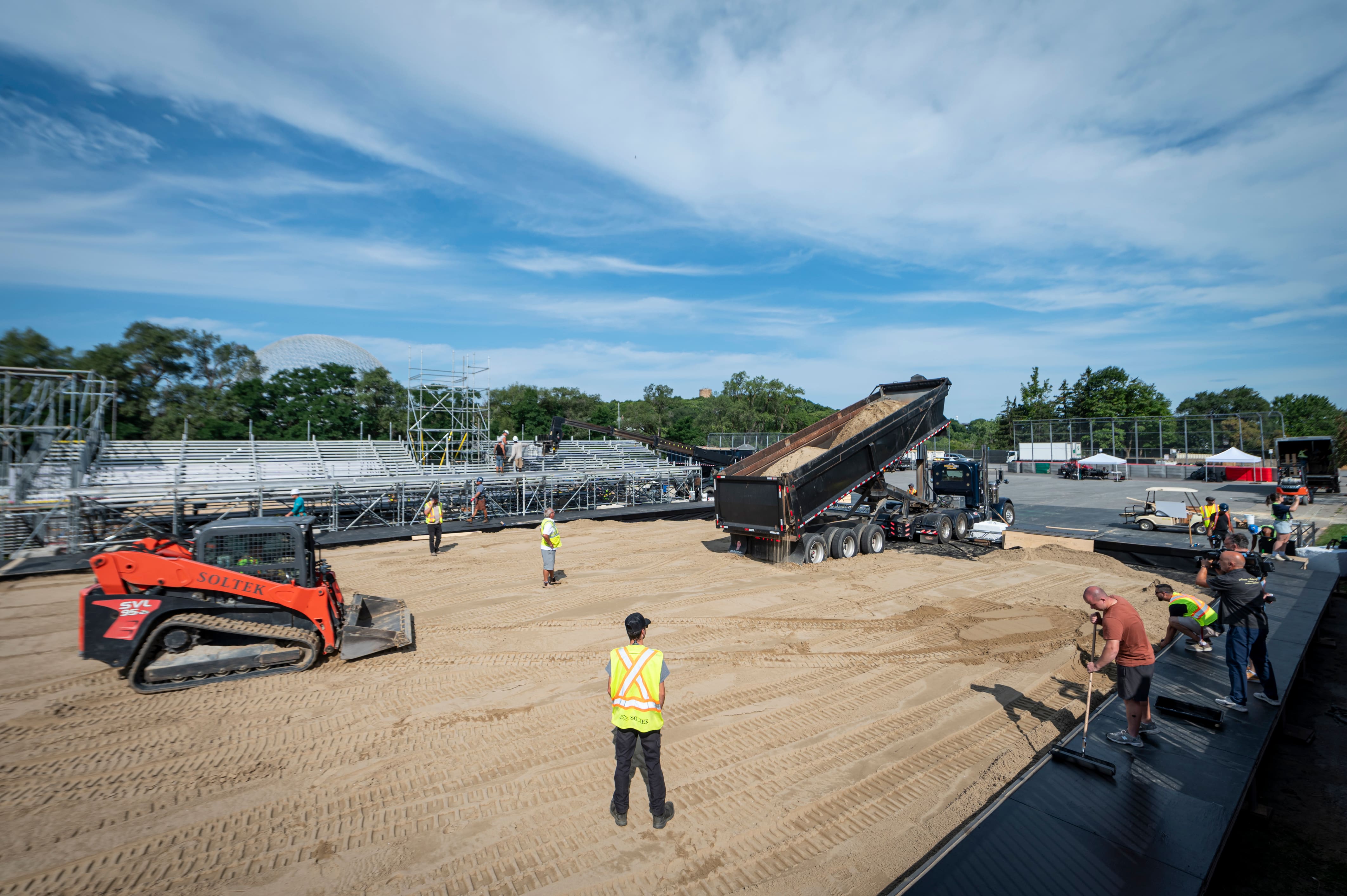 PHOTOS | Un impressionnant déversement de plus de 700 tonnes de sable sur le circuit Gilles-Villeneuve