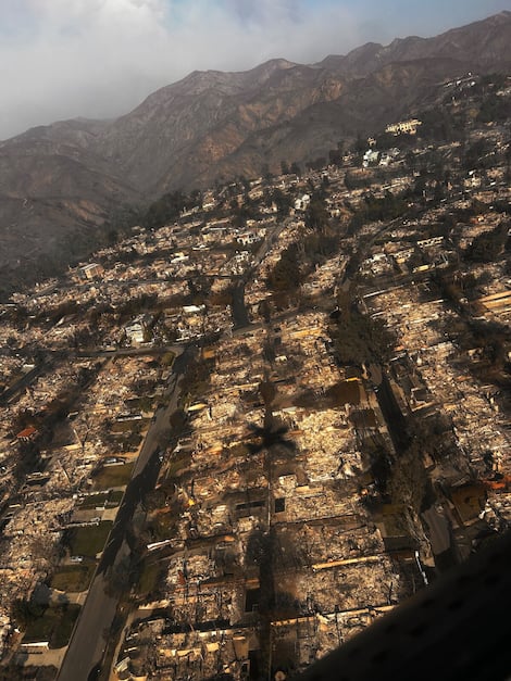 Last summer, fires raged across Los Angeles County, reducing thousands of buildings to ash. SOPFEU teams sent to California to help were able to observe the destruction from the air.