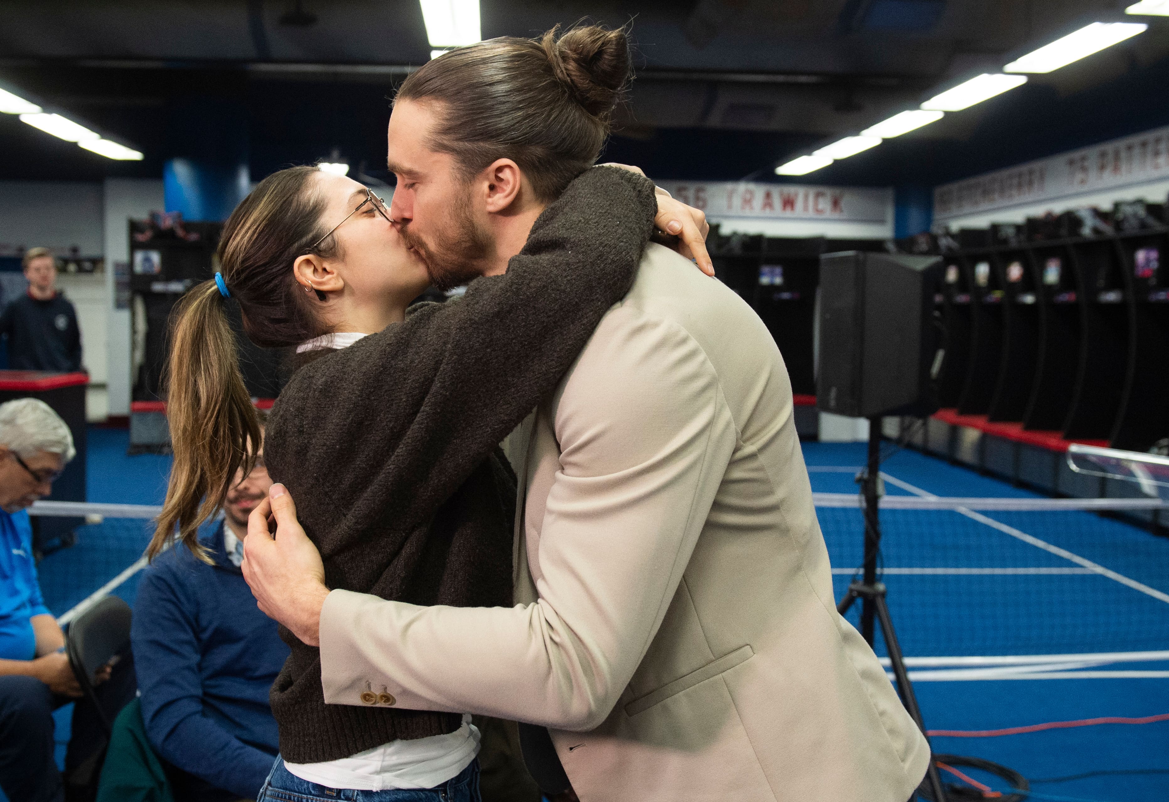 Marc-Antoine Dequoy abraçou Copine, Victoria Routhier, no final da conferência de imprensa.