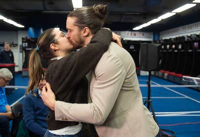 Marc-Antoine Dequoy abraçou Copine, Victoria Routhier, no final da conferência de imprensa.