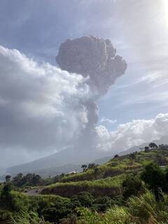 Éruption du volcan de l'île caribéenne de Saint-Vincent, des milliers d’évacuations