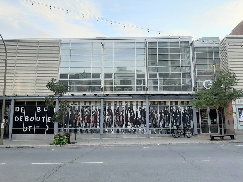 CAMILLE LALANCETTE//24 HEURES/AGENCE QMI
La murale «Debouttes», par l’artiste autochtones Caroline Monnet, restera sur la façade du Théatre Espace Go du 1er au 31 octobre.