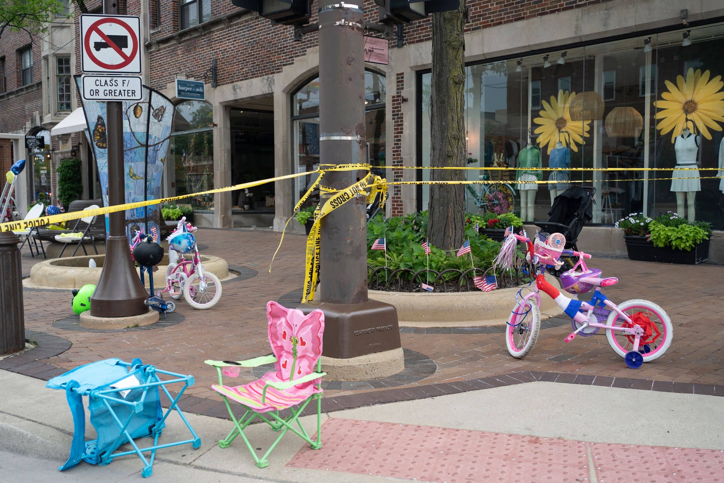 Incompr&eacute;hension et douleur &agrave; Highland Park apr&egrave;s la tuerie du 4 juillet