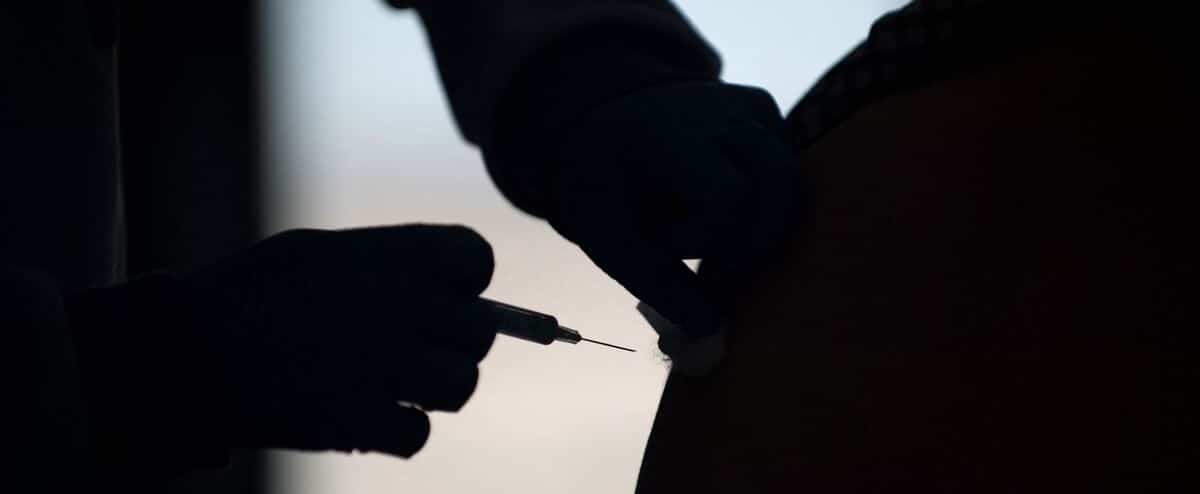 Les États-Unis autorisent une troisième dose de vaccin anti-COVID pour tous les adultes