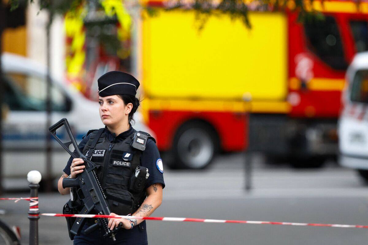 Un coche choca contra una terraza en París: un muerto, la causa preferida del accidente