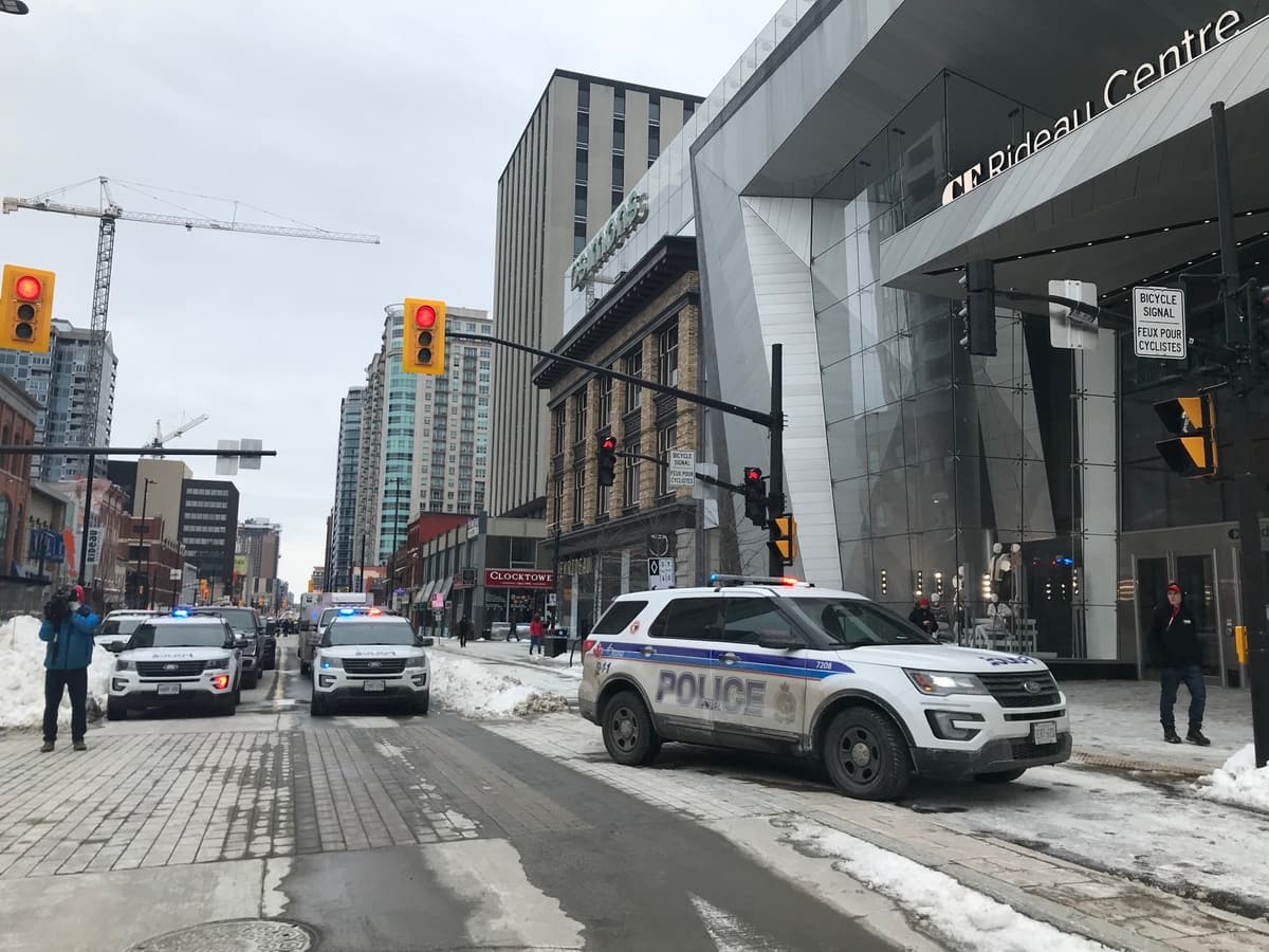 Le centre commercial Rideau &eacute;vacu&eacute; d'urgence &agrave; Ottawa apr&egrave;s un vol
