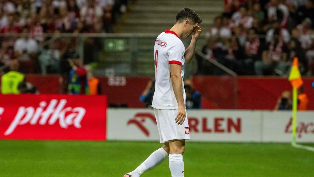 Polska: Lewandowski uderza go w pachwinę Polska: Lewandowski uderza go w pachwinę