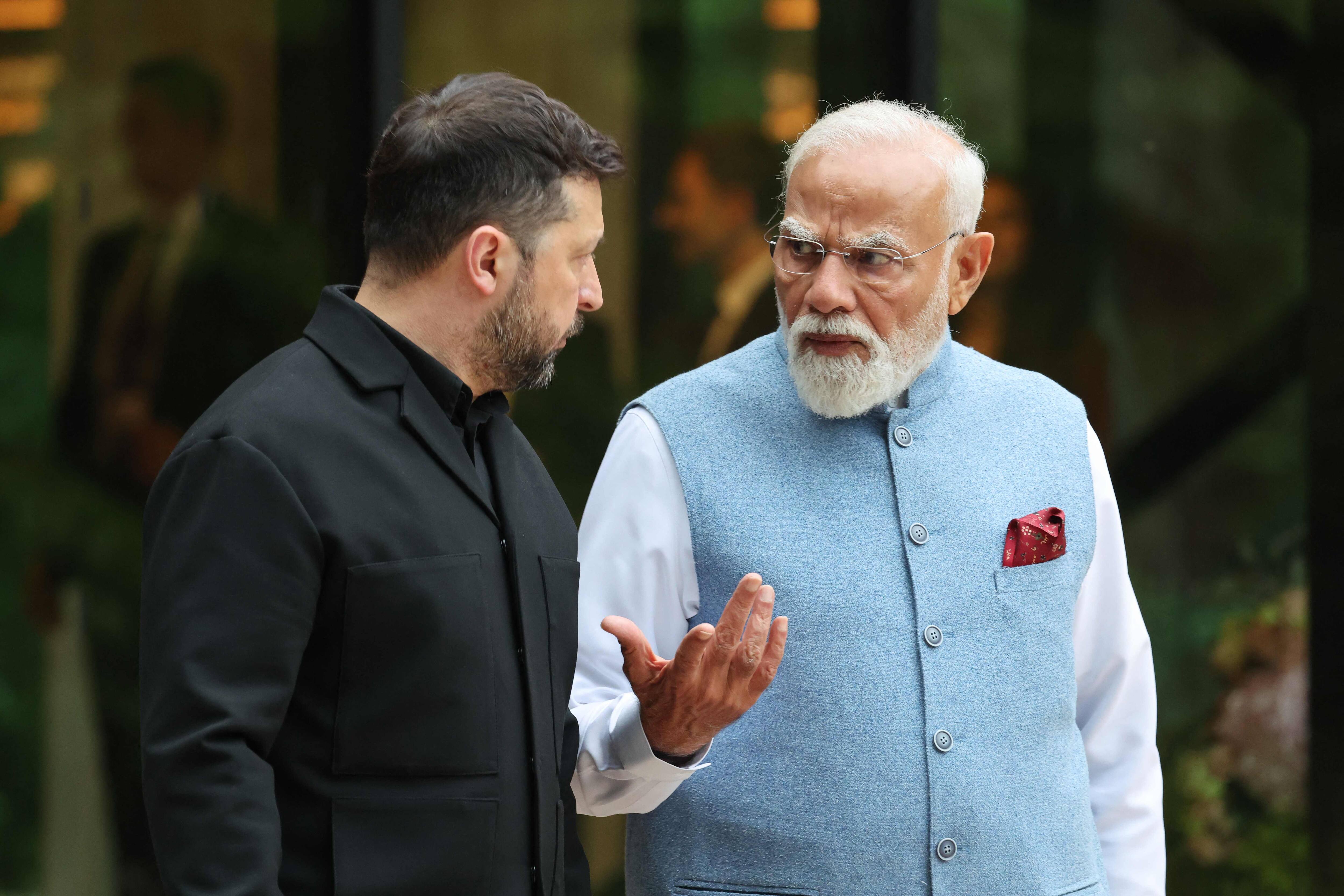 Le président ukrainien Volodymyr Zelensky et le premier ministre indien Narendra Modi s'entretiennent avant une photo de groupe, en amont d'un dîner de gala organisé dans le cadre du sommet du G7, à Évian, dans l'est de la France, le 16 juin 2026.