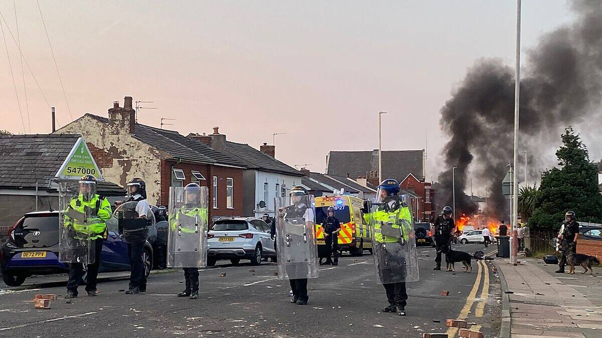 Angleterre: violents affrontements entre policiers et manifestants après une attaque au couteau