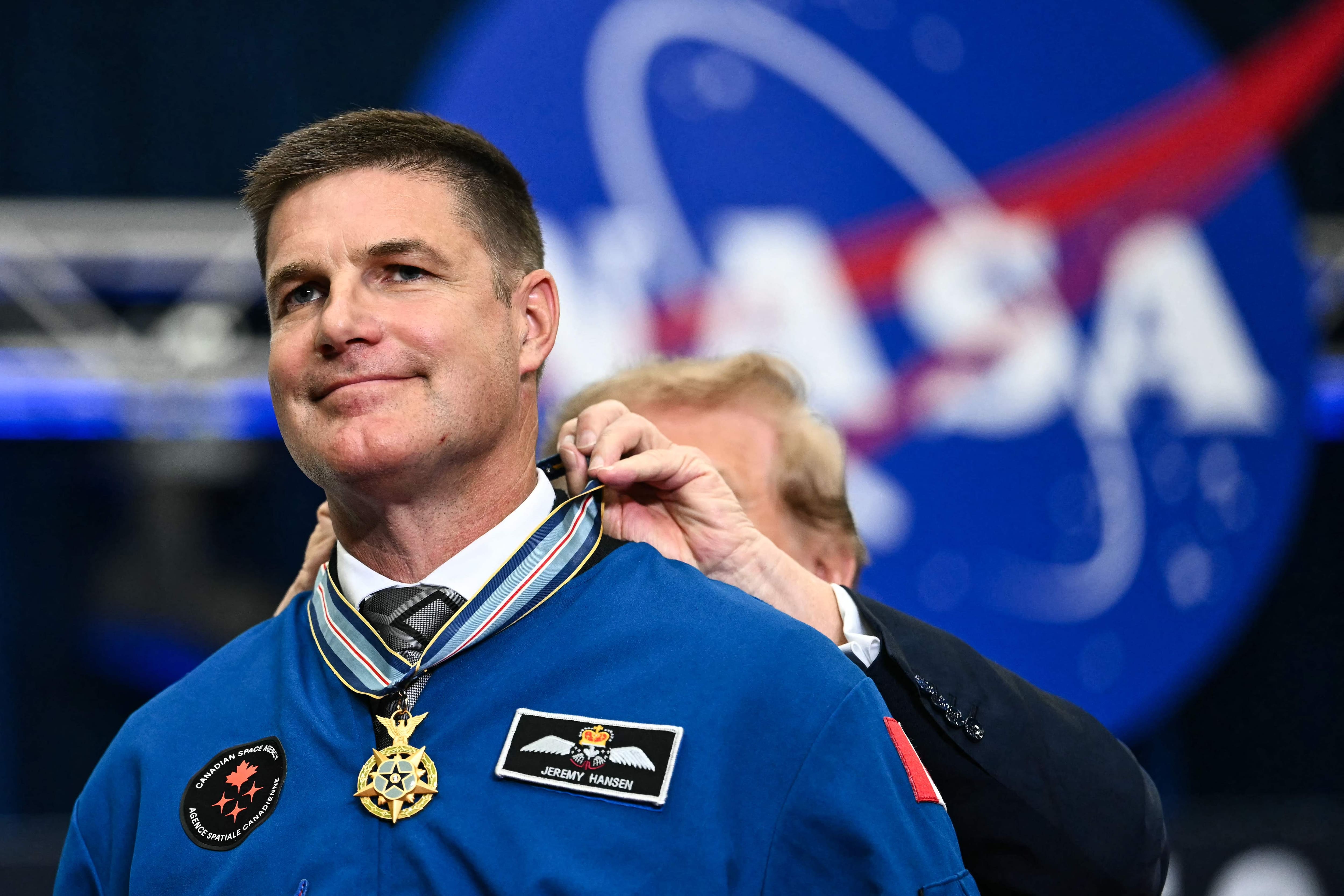 Trump décore les astronautes d'Artémis II dont le Canadien Jeremy Hansen