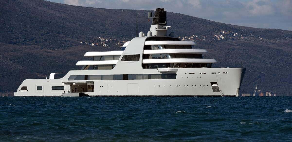 Un m&eacute;gayacht de l&rsquo;oligarque russe Abramovitch arriv&eacute; dans une baie mont&eacute;n&eacute;grine