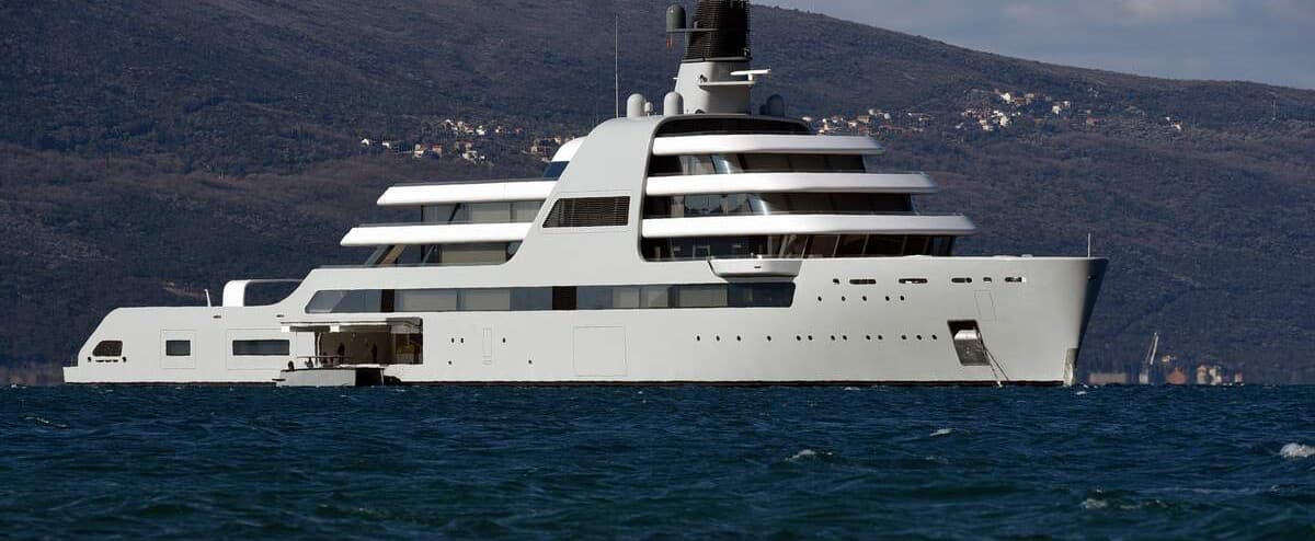 Un mégayacht de l’oligarque russe Abramovitch arrivé dans une baie monténégrine