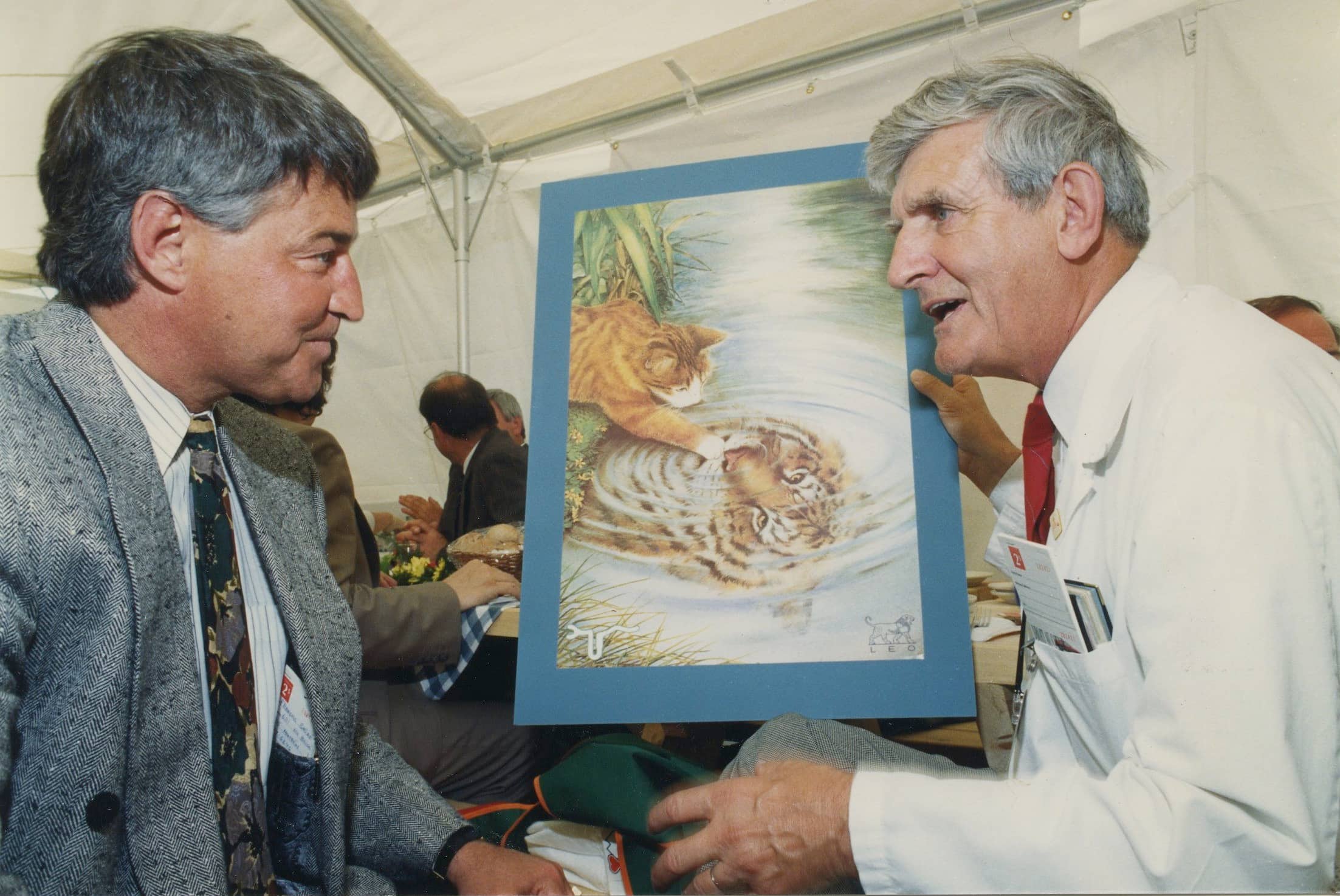 Michel Bergeron, presidente de honra da campanha de financiamento do Centro de Pesquisa do Instituto de Cardiologia de Montreal. O Dr. Marcel Boulanger, que é diretor de serviços profissionais, heureux de remettre a Bergeron um quadro intitulado «Tigre dégriffé». FOTO CLAUDE RIVEST / LES ARCHIVES / LE JOURNAL DE MONTREAL