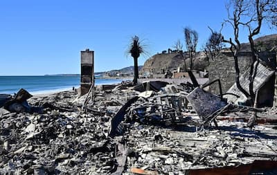 ¿Fuegos artificiales que provocan incendios en Los Ángeles? Aquí hay tres posibles causas del desastre.