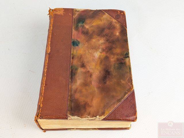 Un exemplaire en français du controversé livre «Mein Kampf» d'Adolf Hitler mis aux enchères par la Maison des encans de Montréal, 14 juin 2026
