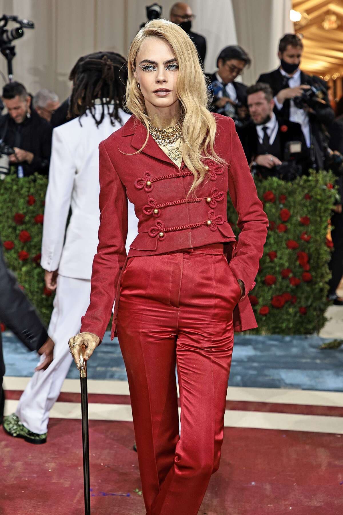 Cara Delevingne seins nus au Met Gala