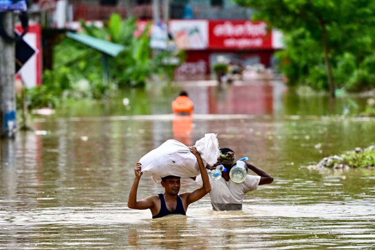 Au moins 20 morts dans des inondations et glissements de terrain en ...