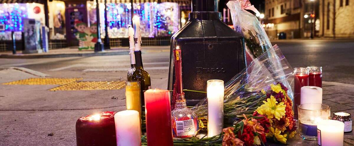 États-Unis: le drame de la parade de Noël frappe le pays déjà à cran