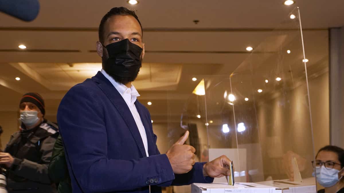 Élections municipales à Montréal: Balarama Holness, premier candidat à voter