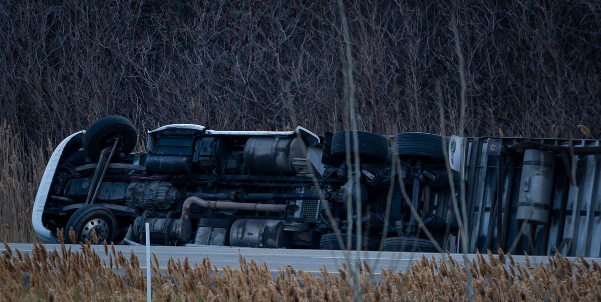 EN IMAGES | Un camion se renverse sur l&rsquo;autoroute 40 &agrave; Repentigny