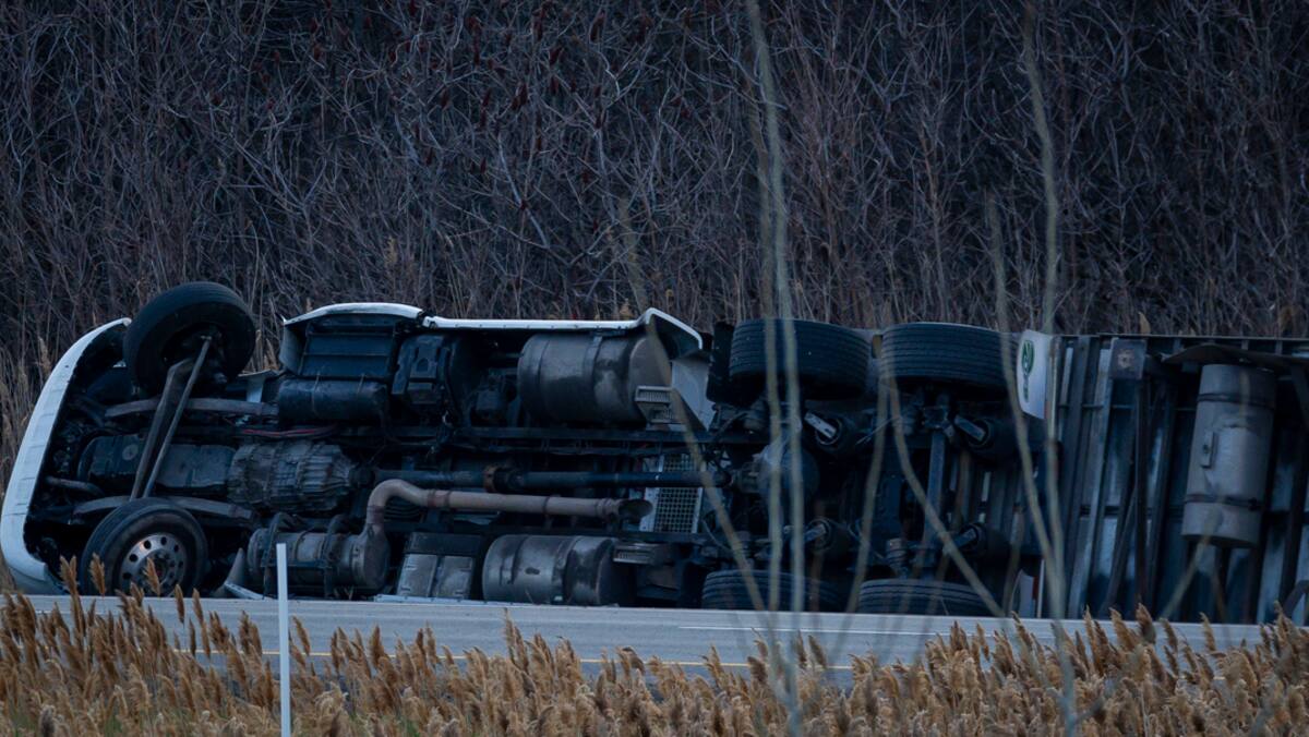 EN IMAGES | Un camion se renverse sur l’autoroute 40 à Repentigny