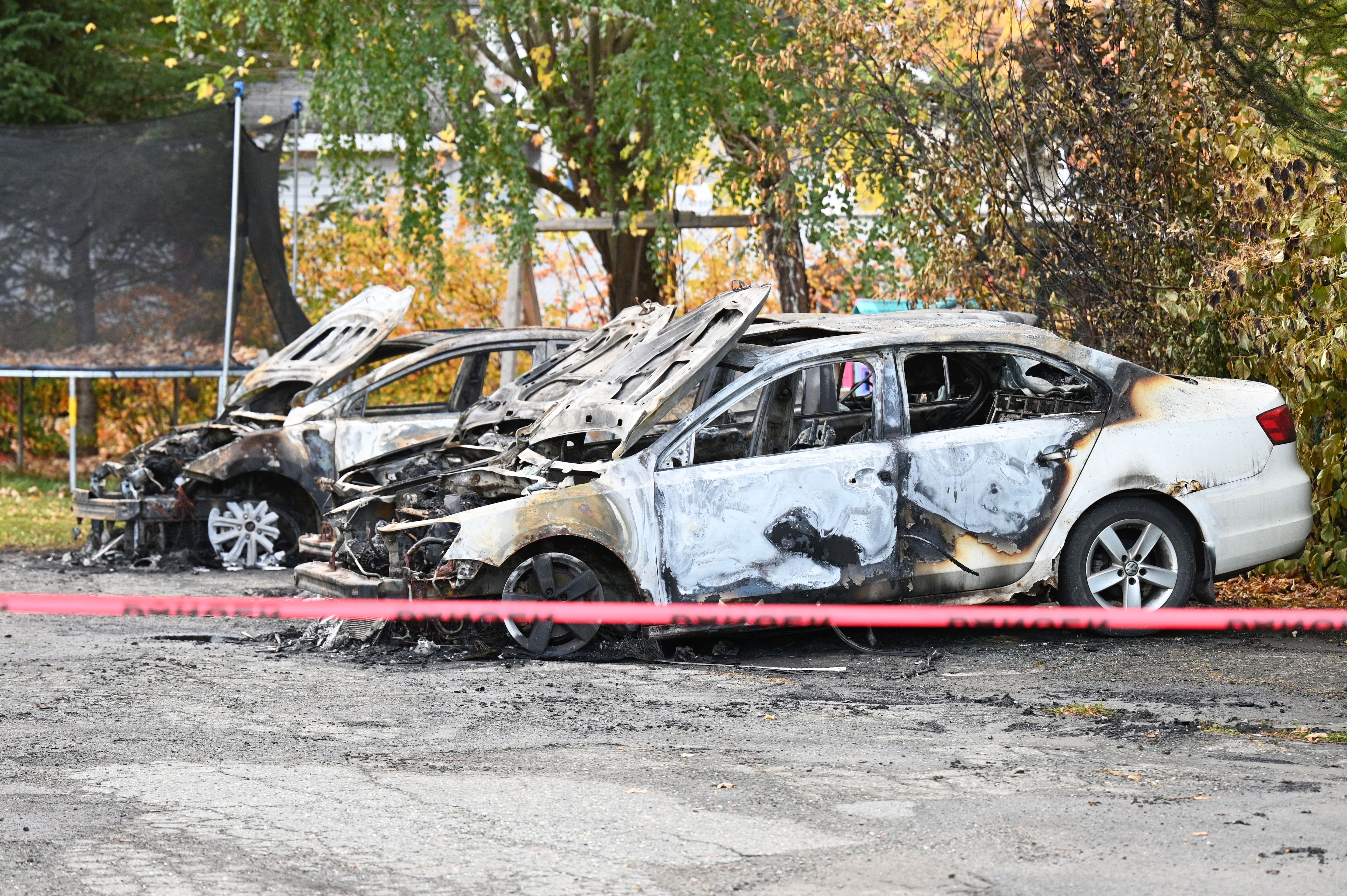 Incendie suspect à Sainte-Claire: trois véhicules en feu près d’une demeure
