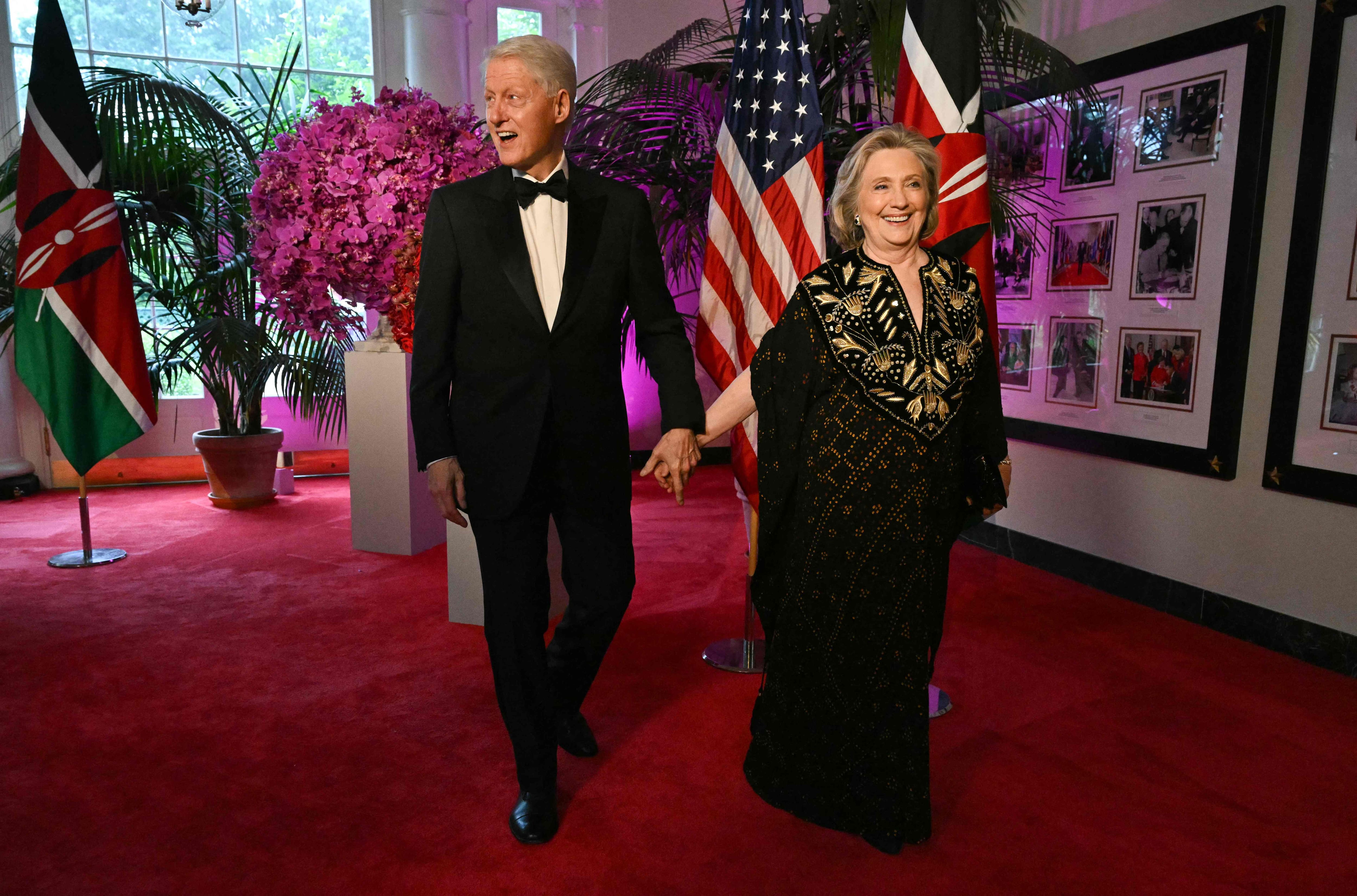 Bill Clinton, o 42º Presidente dos Estados Unidos, e a sua esposa Hillary Rodham Clinton, a 67ª Secretária de Estado dos EUA, na Casa Branca em 2024. O lendário casal terá de comparecer este mês perante o Congresso dos EUA sobre o caso Epstein.
