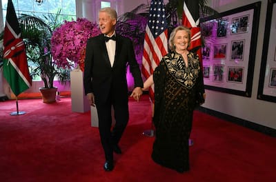 Bill Clinton, o 42º Presidente dos Estados Unidos, e a sua esposa Hillary Rodham Clinton, a 67ª Secretária de Estado dos EUA, na Casa Branca em 2024. O lendário casal terá de comparecer este mês perante o Congresso dos EUA sobre o caso Epstein.